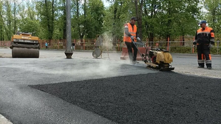 В Королеве начали укладывать асфальт на улице Циолковского