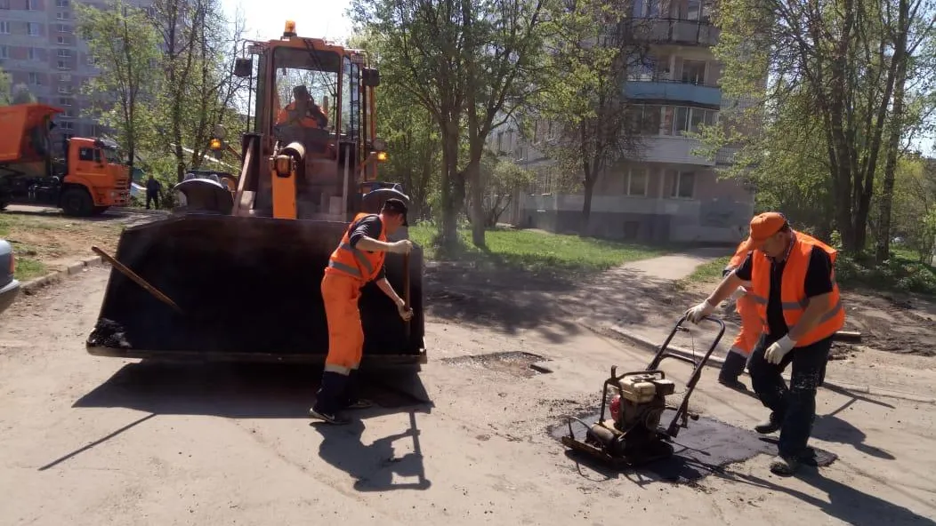 Ямы во дворе 1‑го Рупасовского переулка в Мытищах ликвидируют до 16 июня
