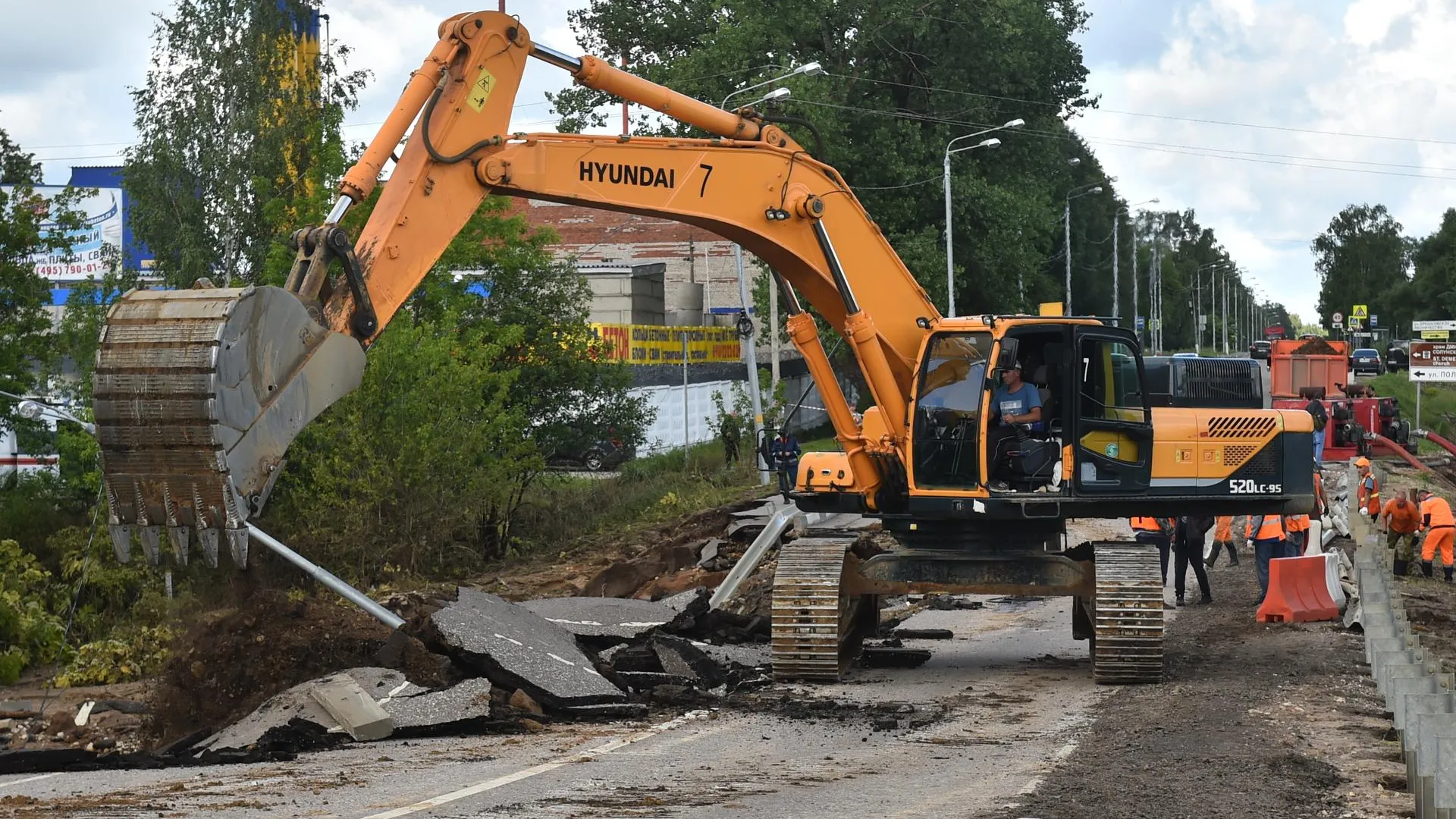 Восстановление размытого участка шоссе в Рузском округе планируют завершить ночью