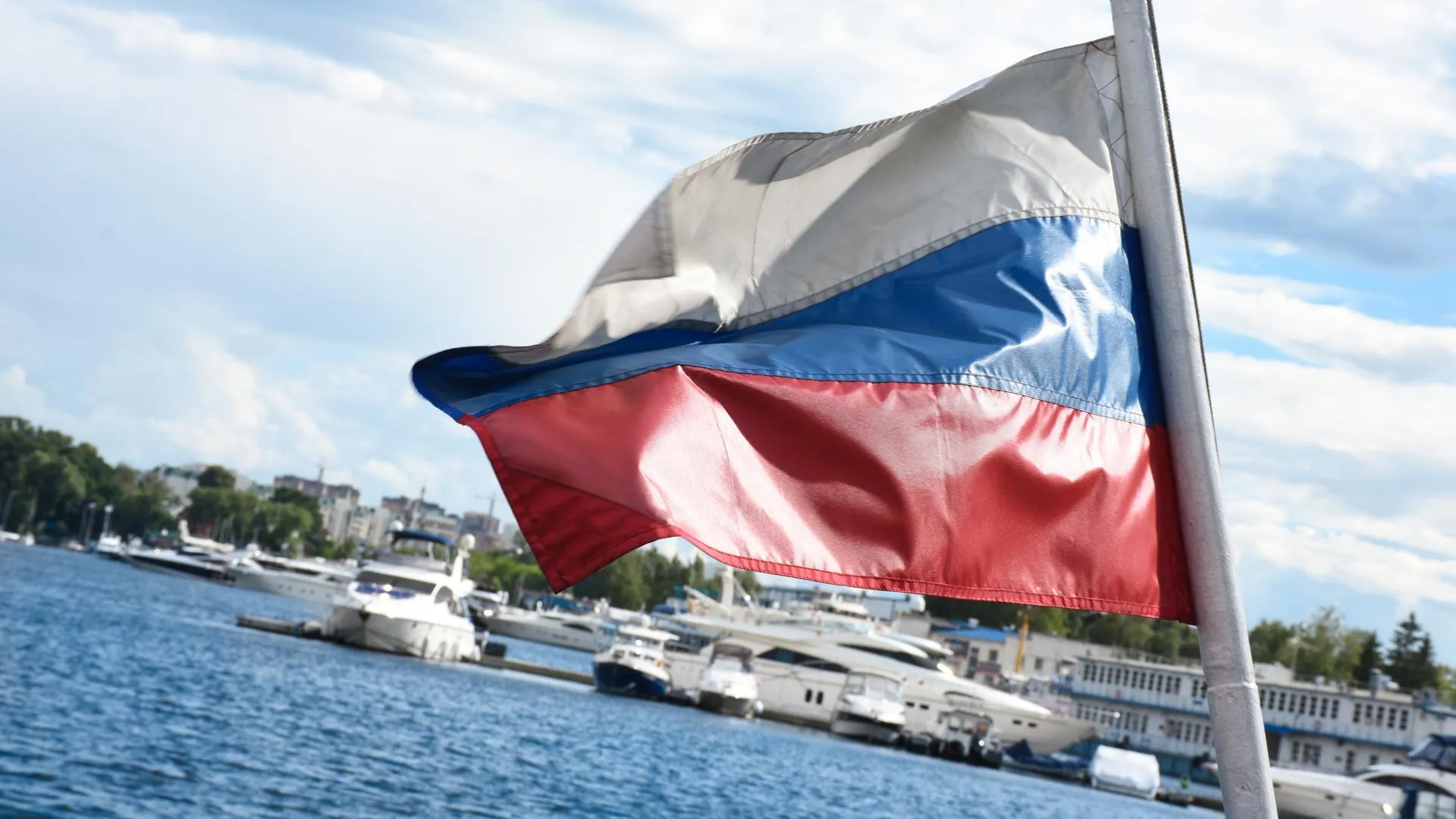 Глава Люберец пожелал мира и благополучия жителям в День российского флага