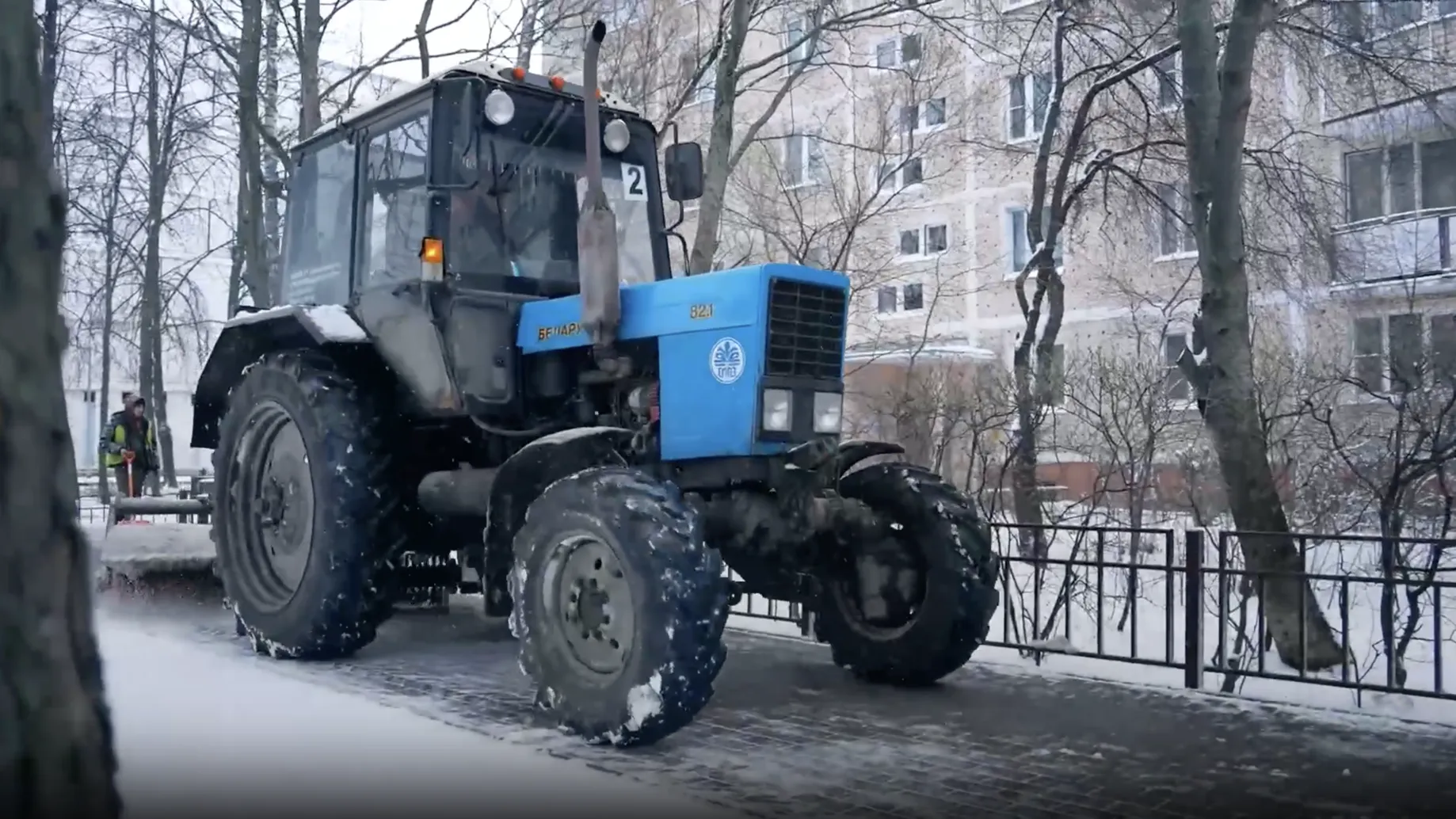 Более 180 единиц коммунальной техники вывели на уборку снега в Мытищах