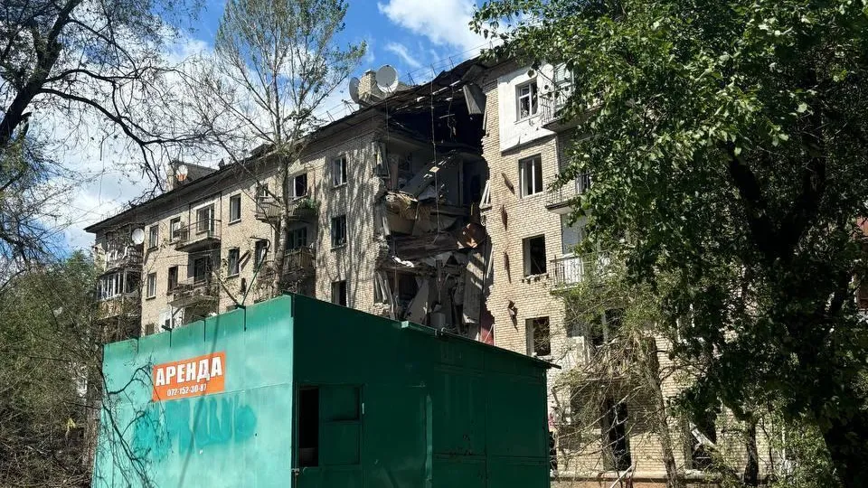 Подъезд жилого дома обрушился после удара ВСУ по Луганску