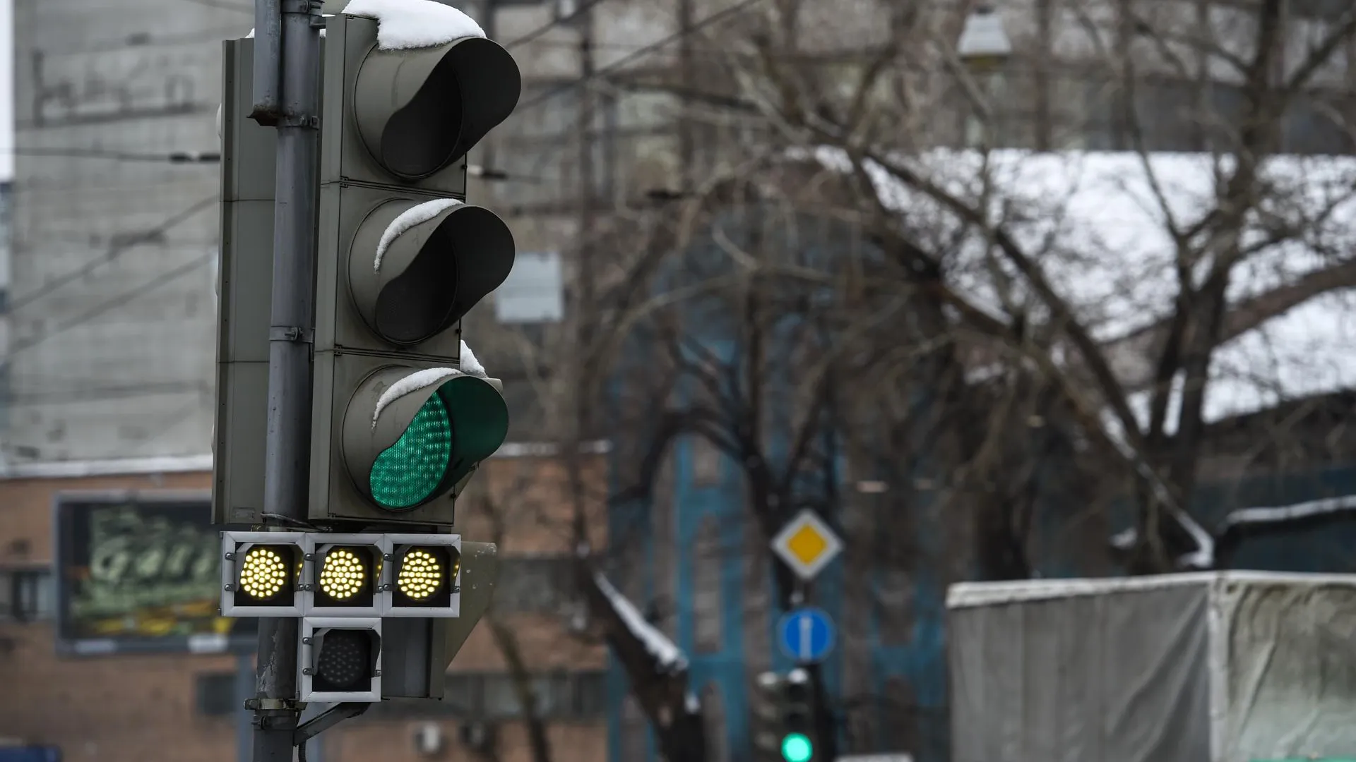 Новые 100 светофоров заработали в Московской области