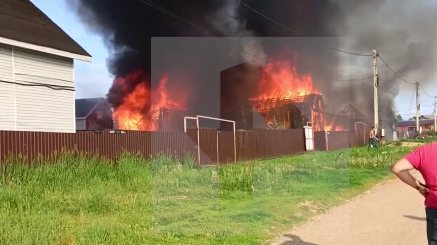 Опубликовано видео с пожара в подмосковном поселке Подосинки