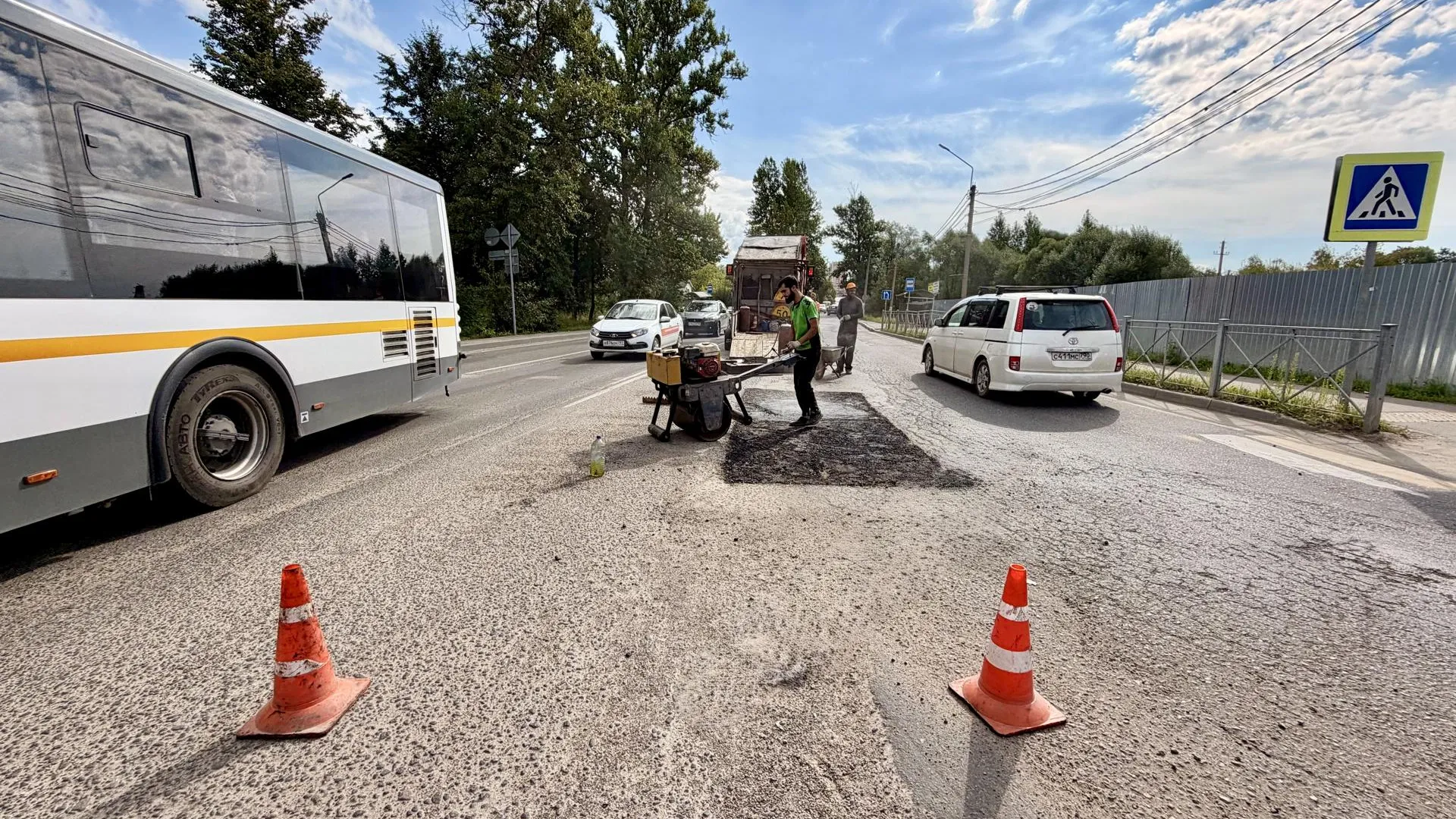 Дорожники начали ямочный ремонт на перекрестке в Можайске