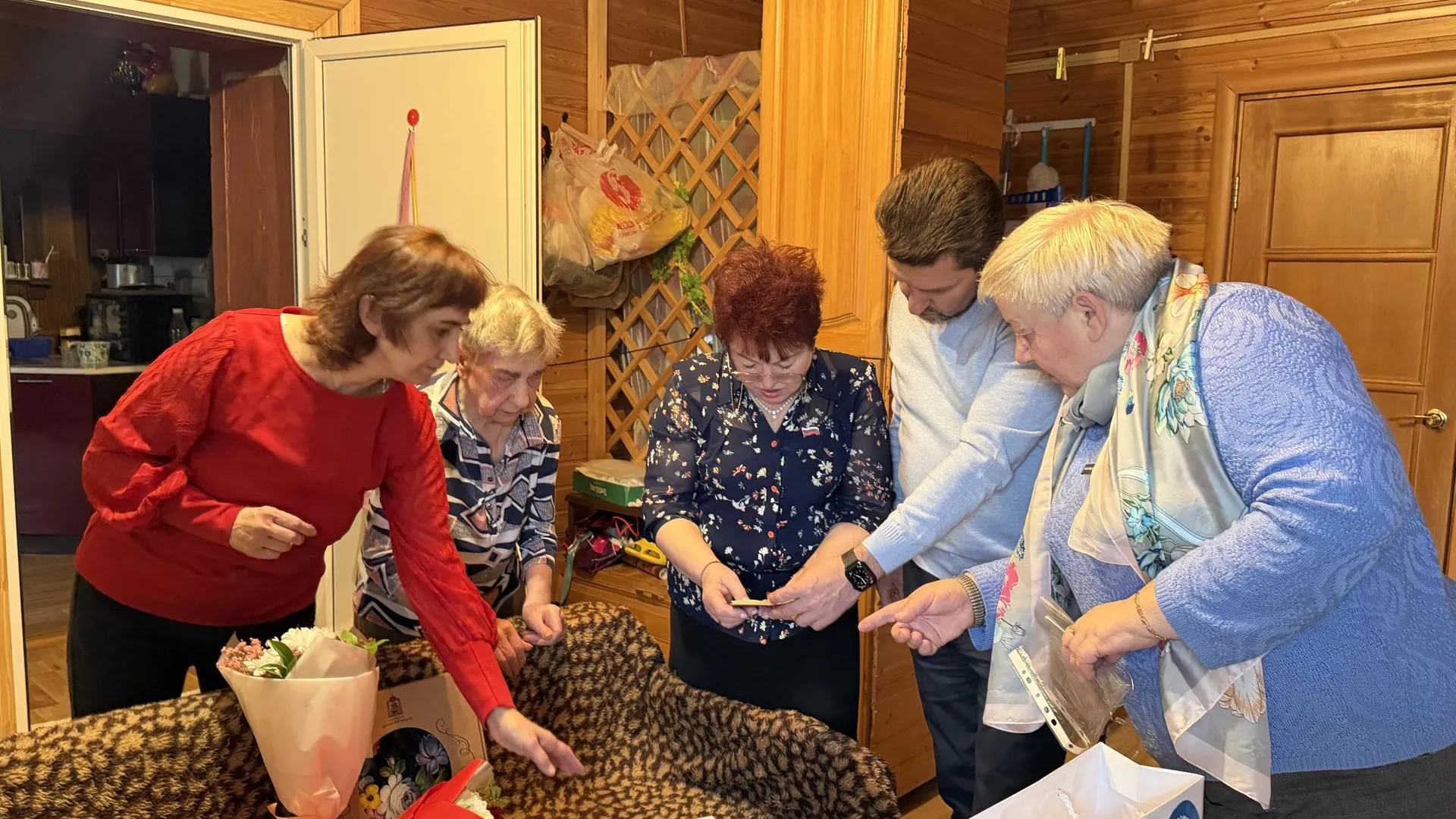 В Можайском округе поздравили ветерана молокозавода с 85-летием