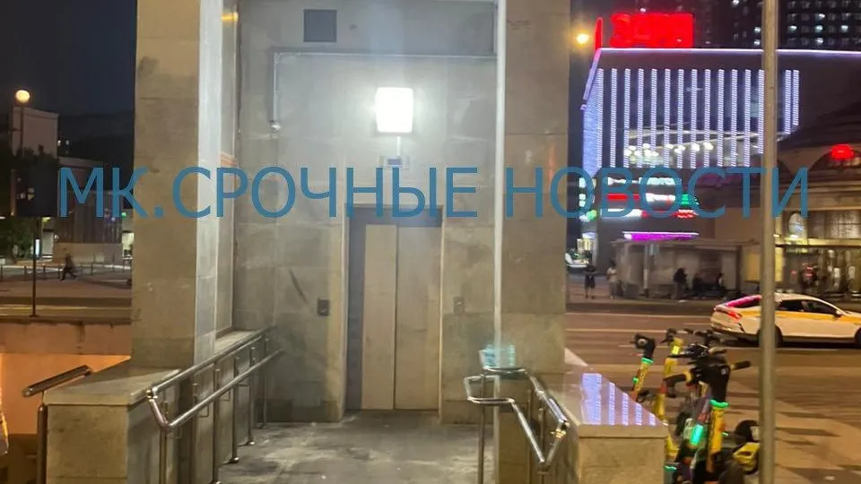 Фасад подземного перехода обрушился на парня и девушку в центре Москвы