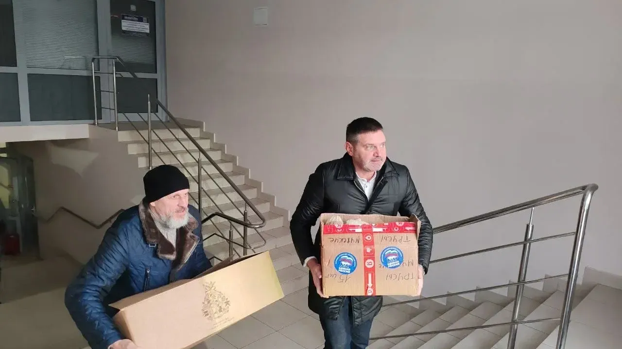 Партийцы и сотрудники РЖД передали гуманитарную помощь госпиталю Бурденко в Подмосковье