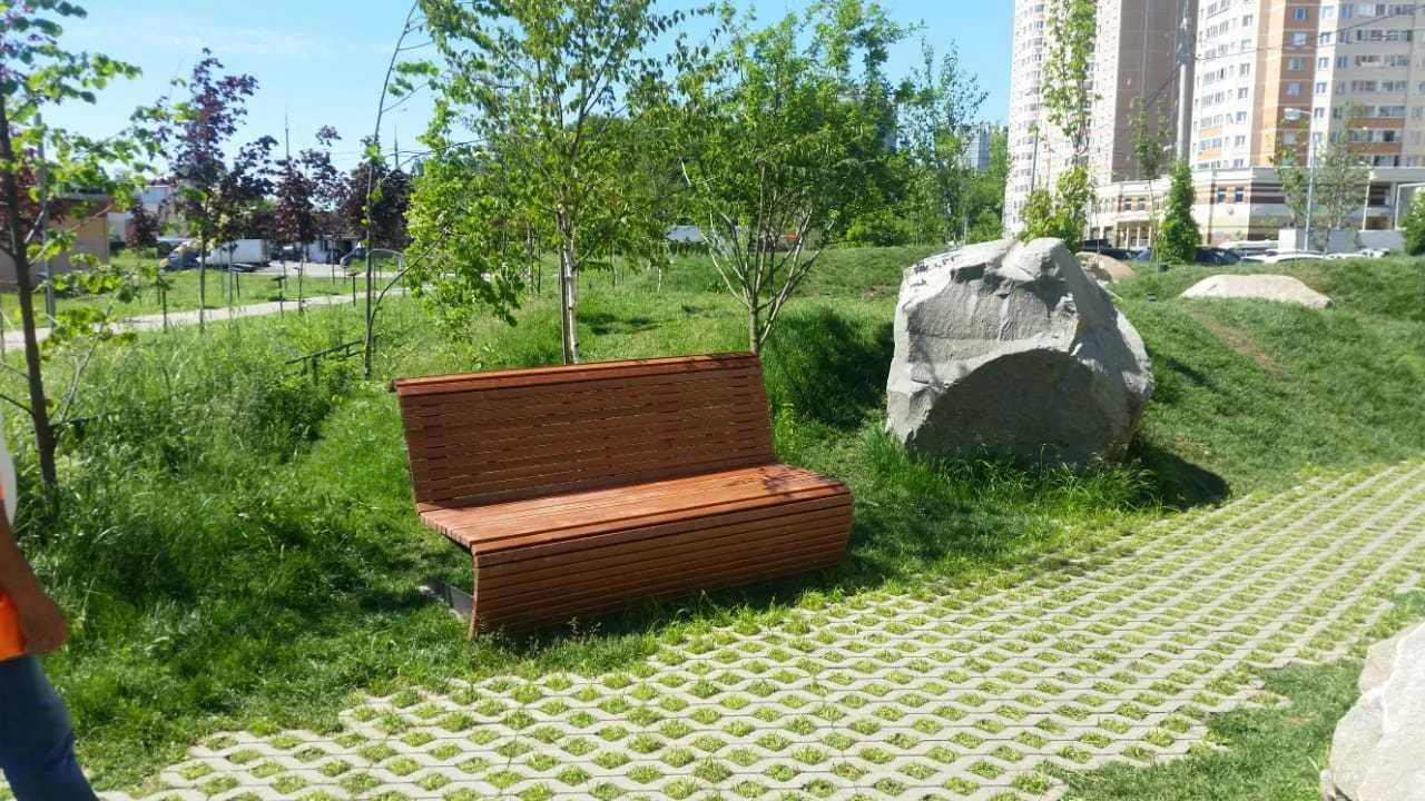 Садовые диваны и урны появились в саду камней Памяти и Славы в Подольске