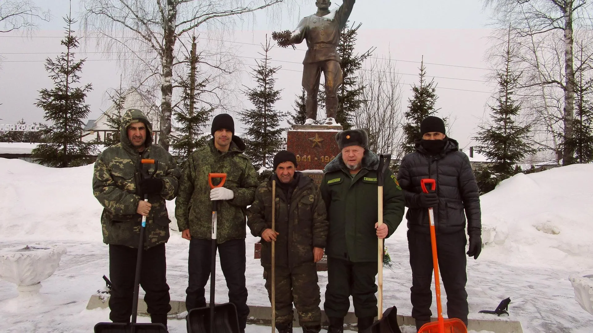 Подмосковные лесничие поддерживают порядок на памятниках ВОВ