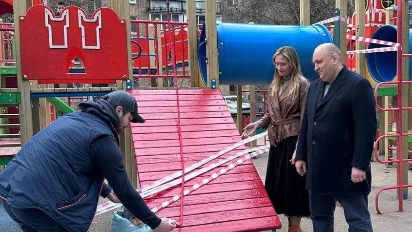 Инспекторы ГУСТ Подмосковья помогли навести порядок на детской площадке в Химках
