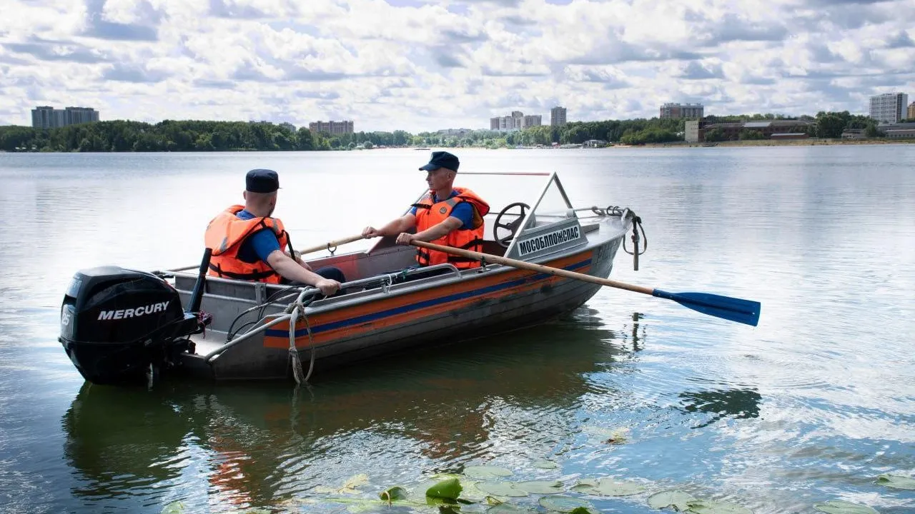 В Подмосковье спасли рыбака, который упал в воду из перевернувшейся лодки
