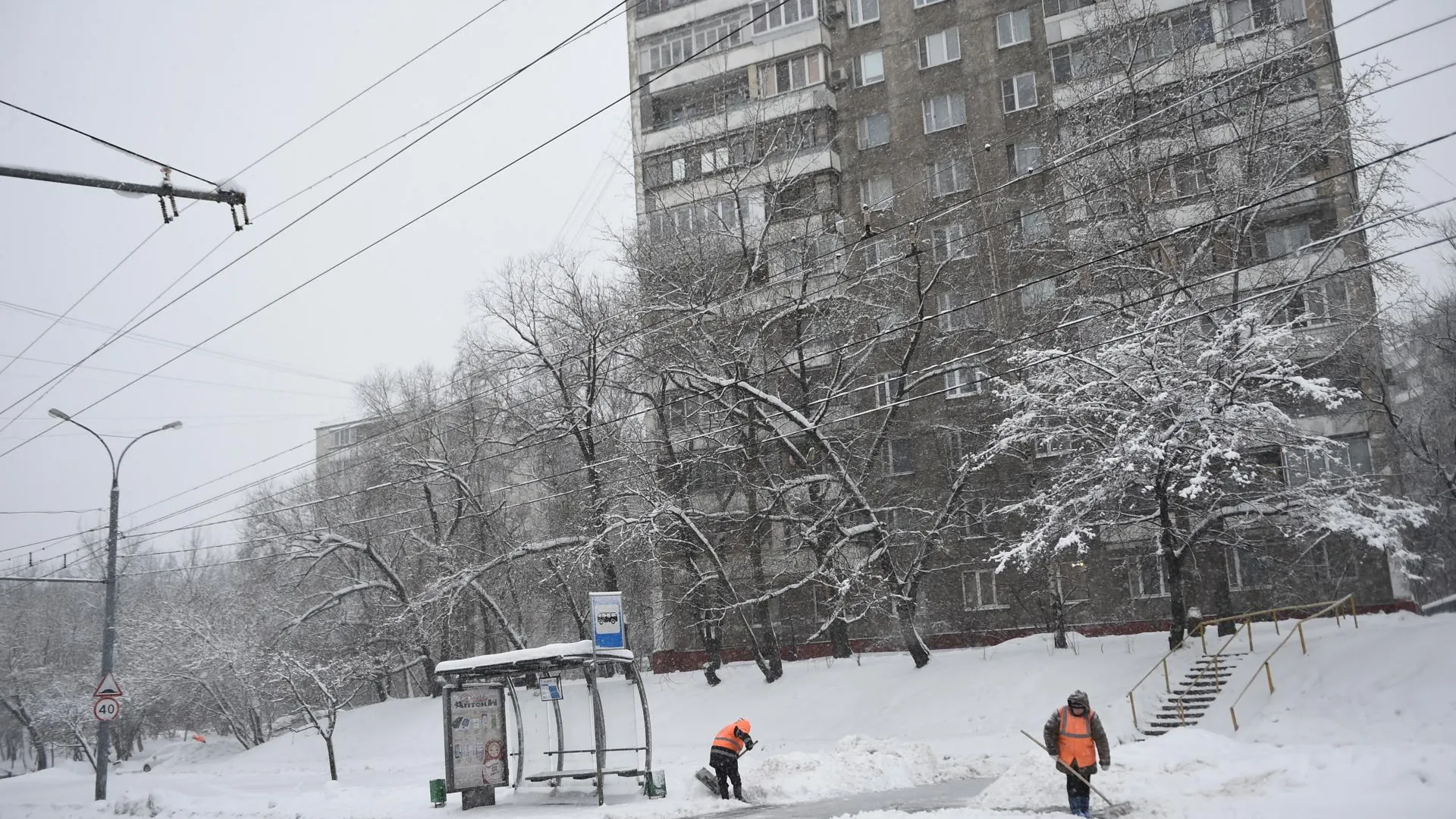 Коммунальные службы продолжают расчищать улицы Москвы от снега