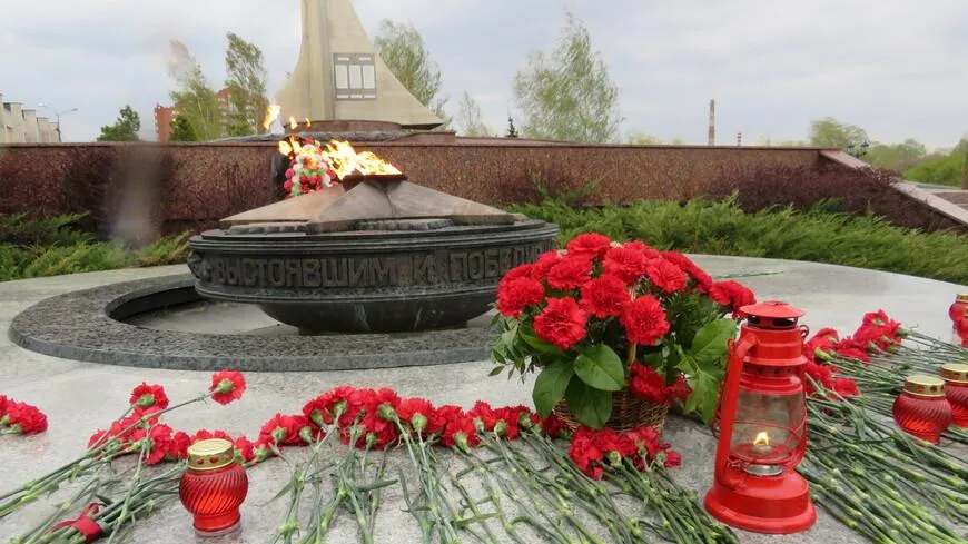 Лампадки зажгли у памятника в Мытищах в честь Дня Победы