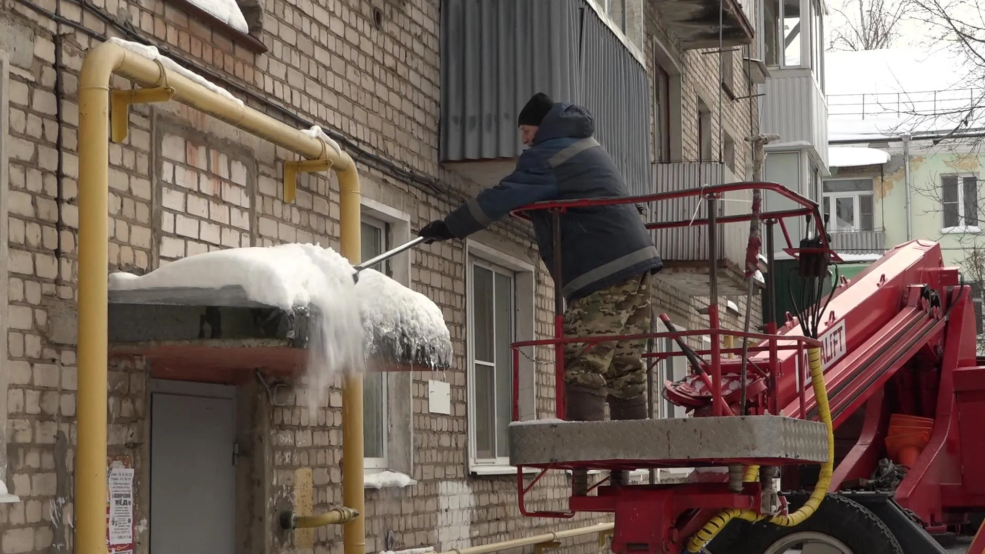 В Дубне ежедневно очищают от сосулек не менее 10 многоквартирных домов