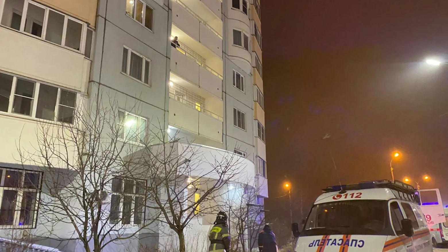Огнеборцы Подмосковья эвакуировали 75 человек во время пожара в Чехове