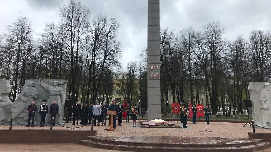 Около 800 человек возложили цветы к Вечному огню в Подольске