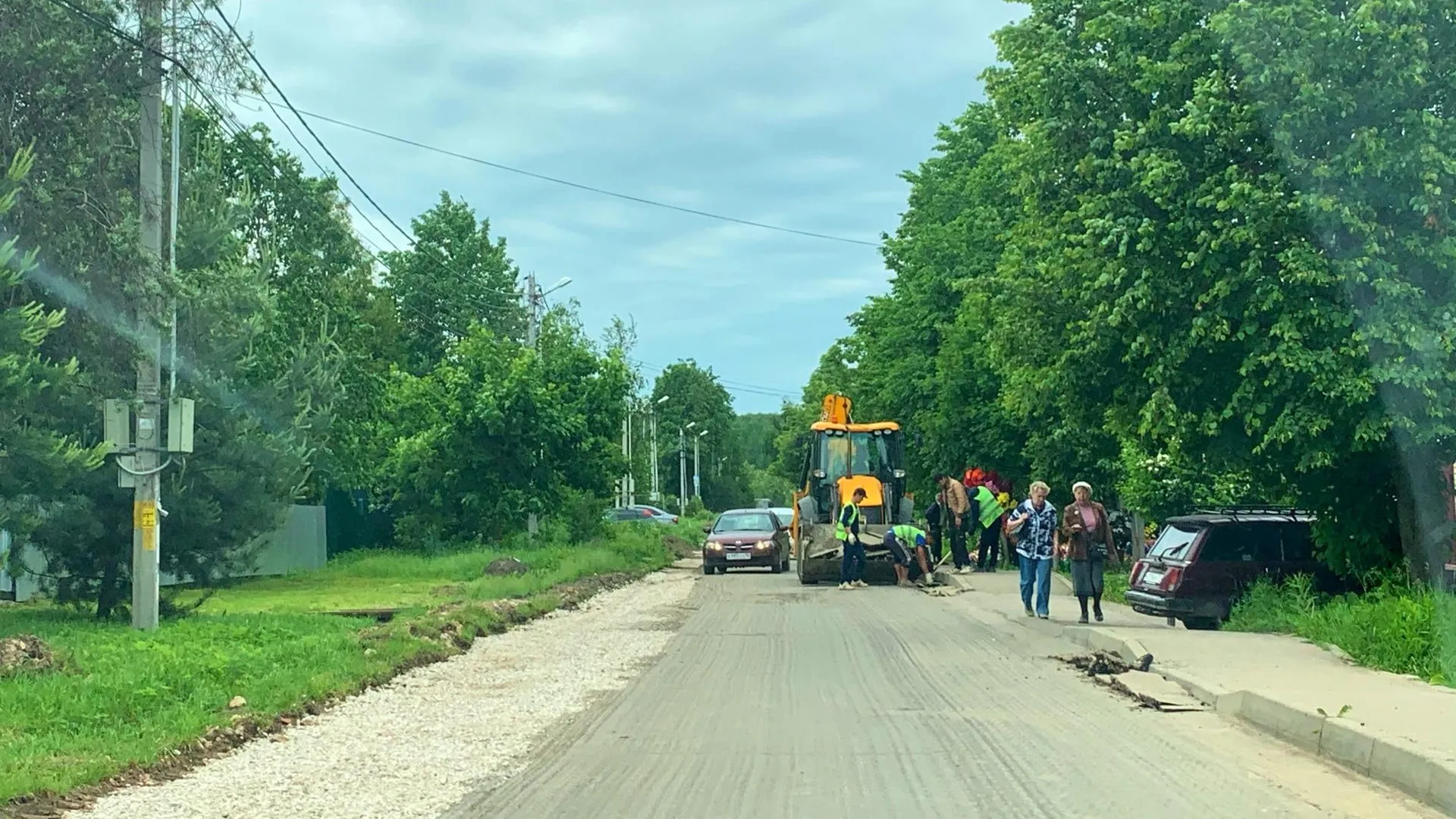 В микрорайоне Климовск Подольска начали менять асфальт на подъезде к кладбищу