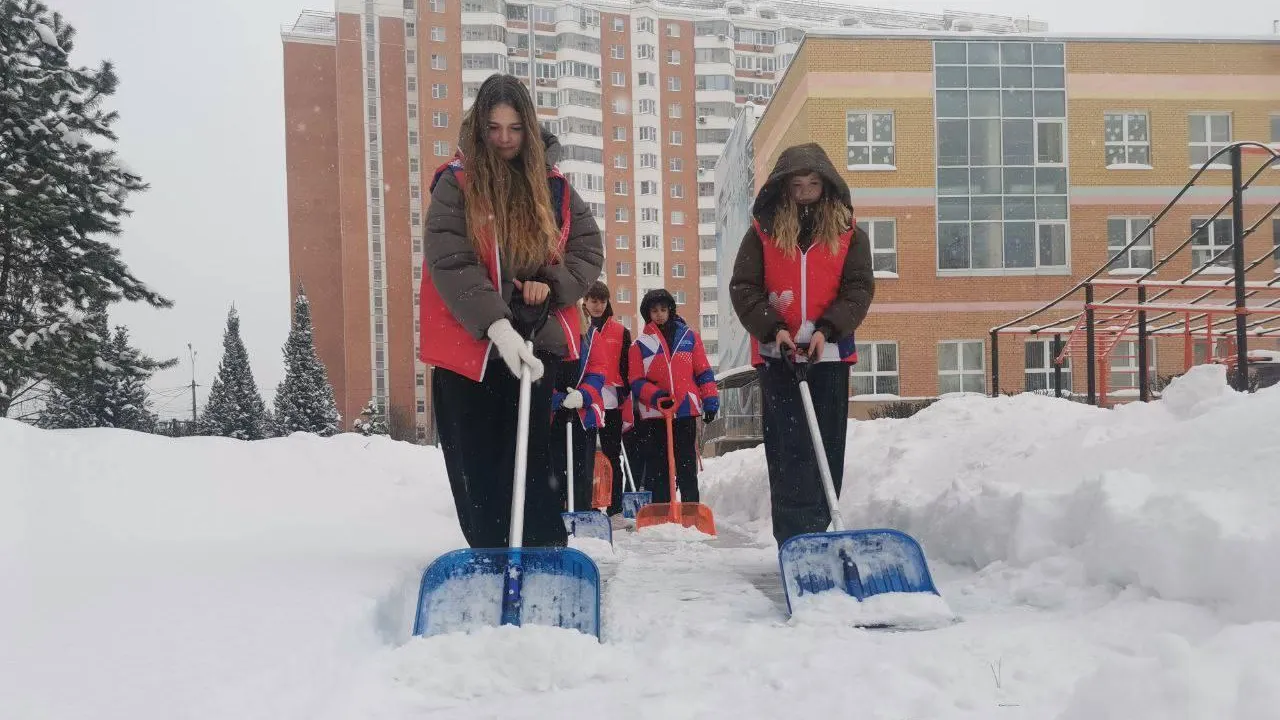 Волонтеры и активные жители помогают бороться со снежными заносами в Подмосковье