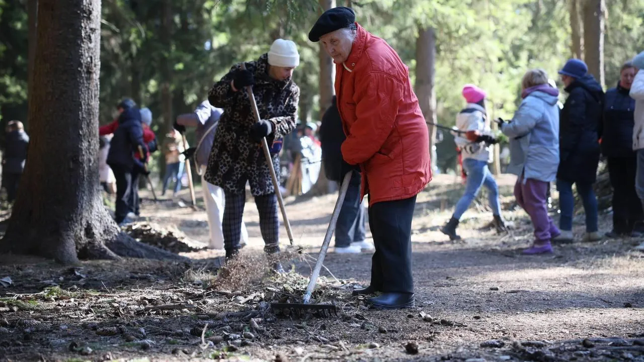 Общегородской субботник в Дубне прошел у мемориала «Братские могилы»