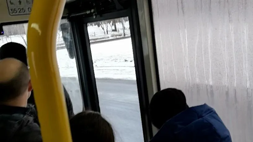 Стекло выпало из двери автобуса №1232К из Люберец во время движения