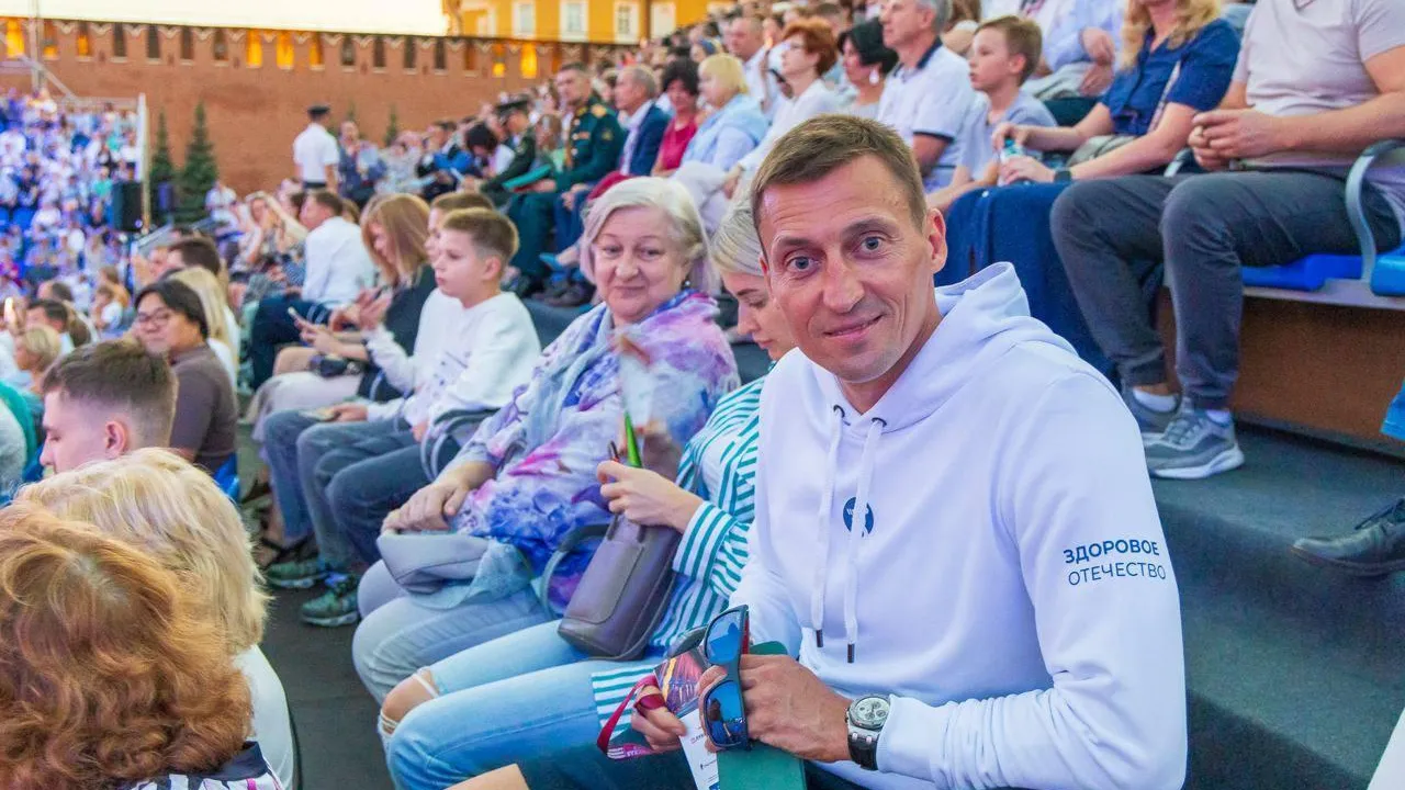 Спортсмен Легков поддержал парад физкультурников на Красной площади