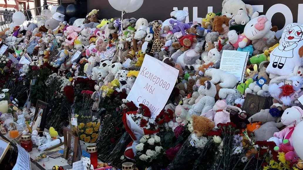 Москвичи продолжают нести цветы и игрушки к мемориалу на Манежной площади