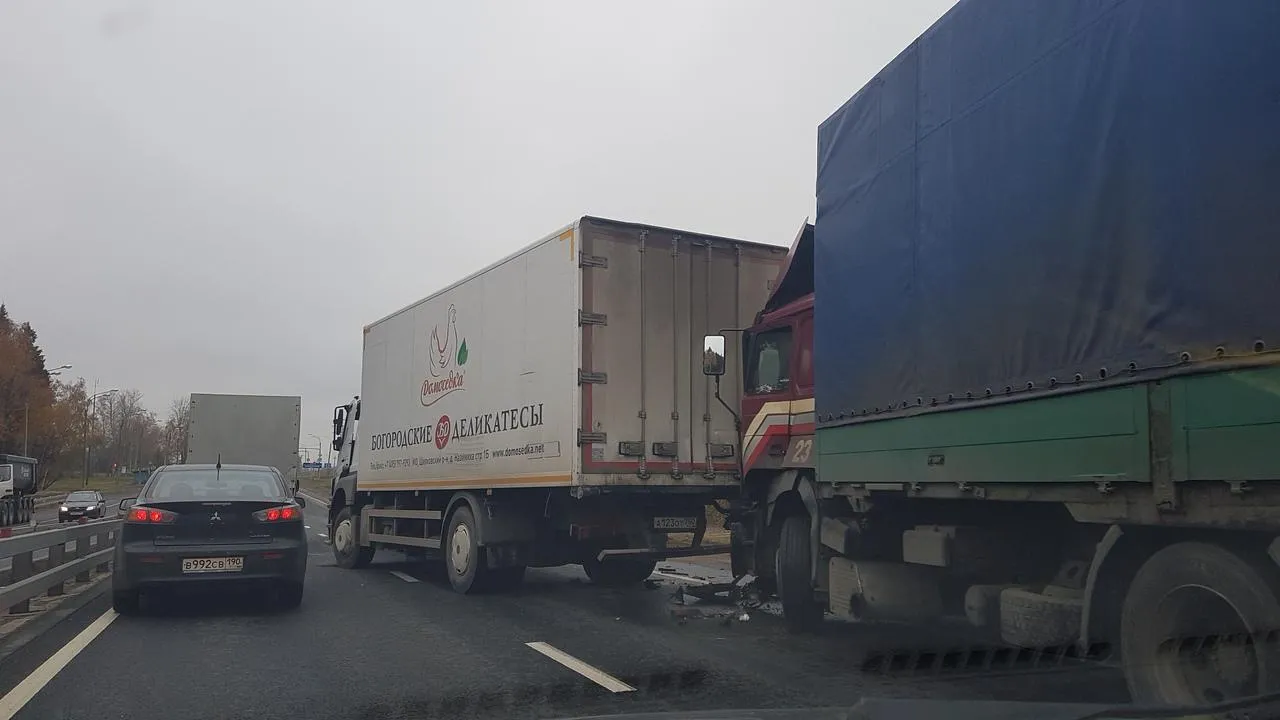 Три фуры столкнулись на Варшавском шоссе под Подольском