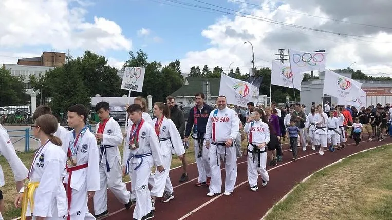 Спортсмены прошли парадом на праздновании Международного Олимпийского дня в Люберцах