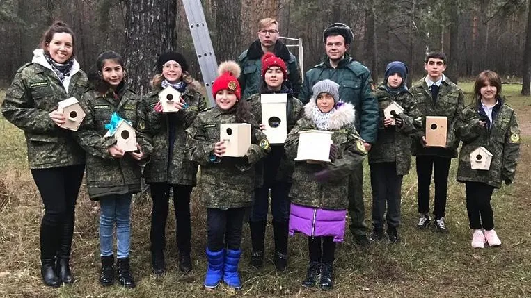 Кормушки развесили в Кузьминском лесопарке Котельников в ходе акции