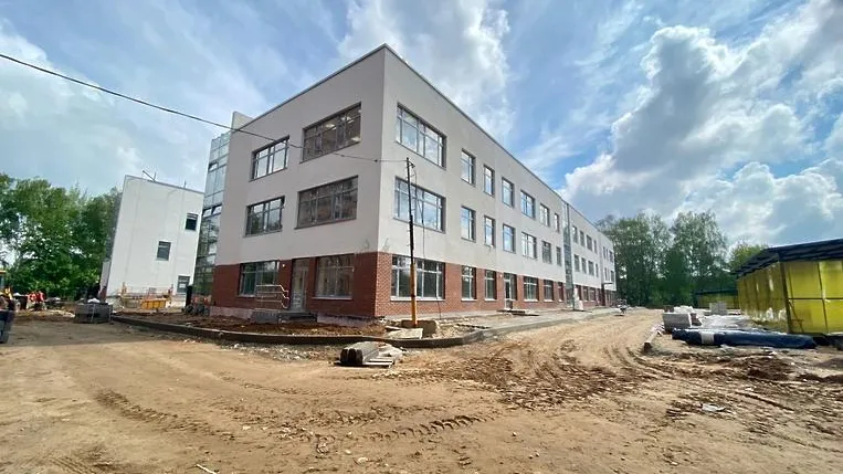 Фасадные работы продолжаются в строящемся детском садике в Люберцах