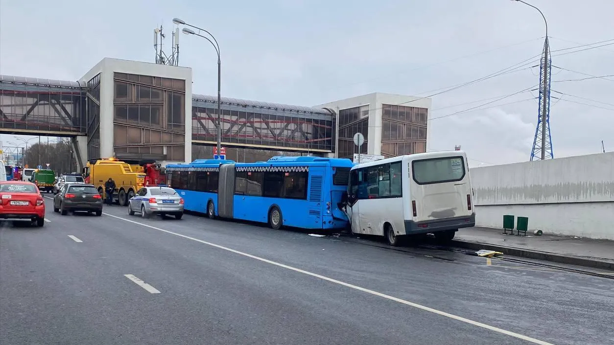 Появилось фото ДТП с маршруткой и автобусом в Москве, где пострадали 5 человек