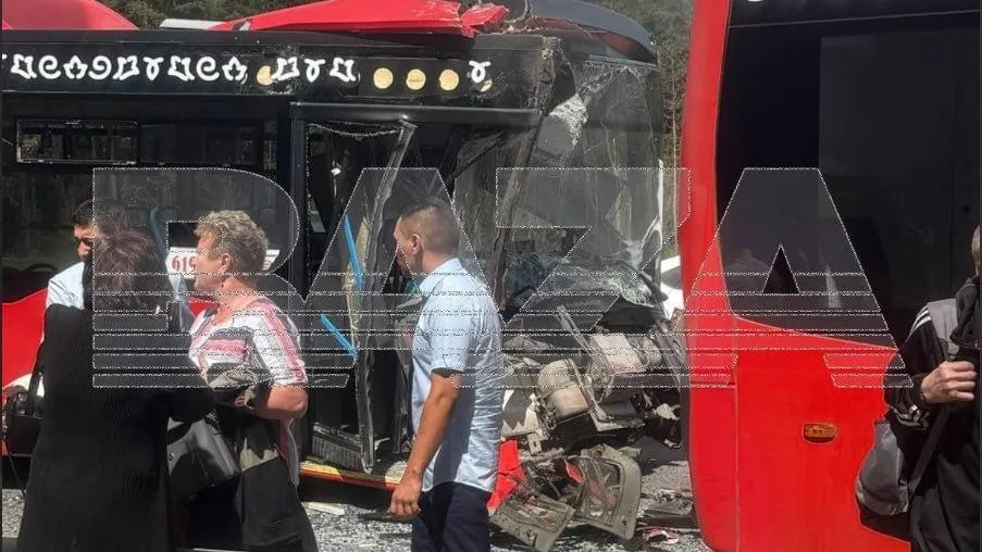 Кабина всмятку: 12 человек пострадали в жесткой аварии с автобусами в Казани