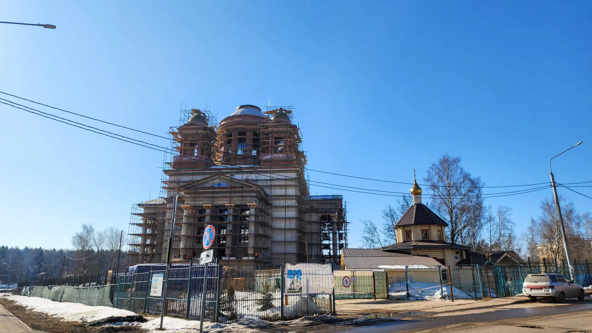 В строящемся Никольском храме Подольска начали ставить окна