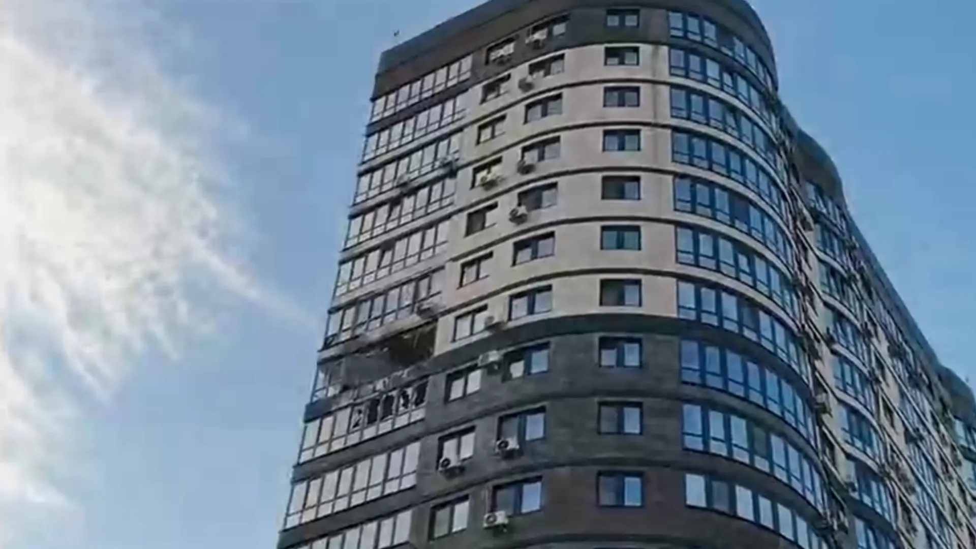 Выбиты окна, пострадал балкон: появились кадры с места падения БПЛА в Краснодаре