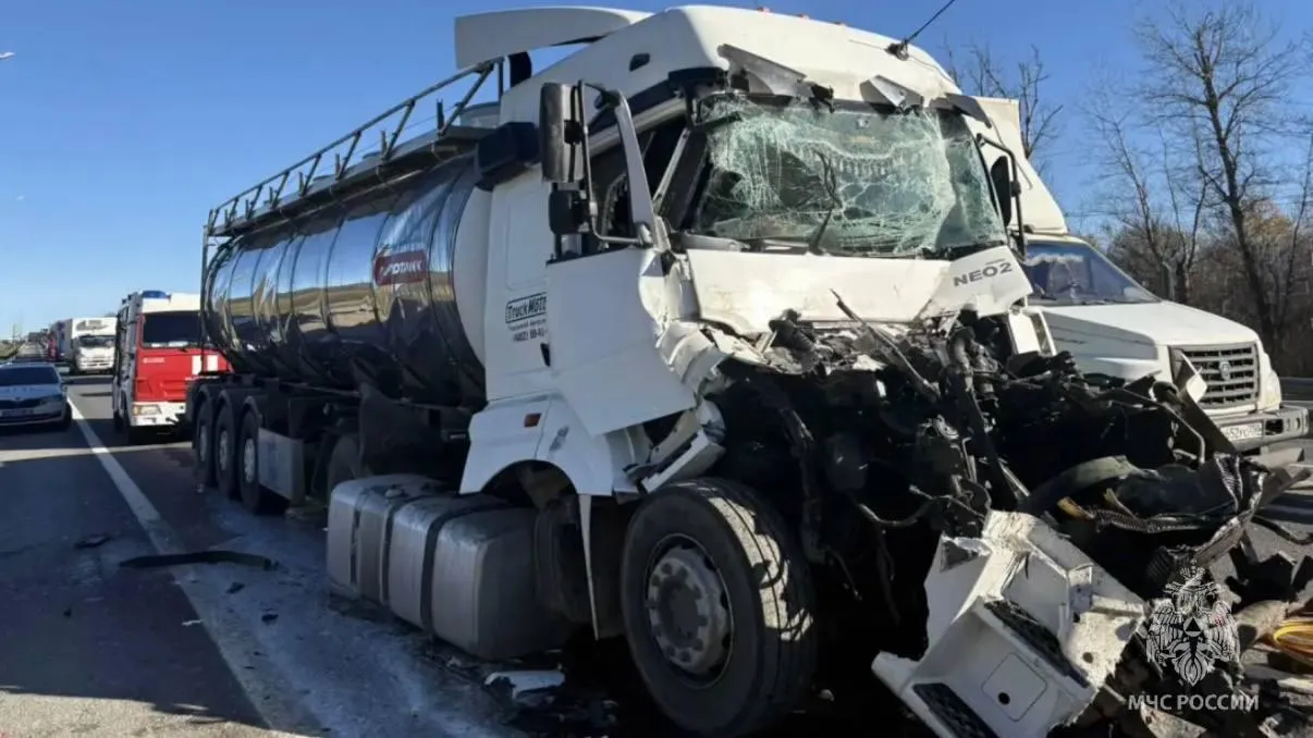 Водителя зажало в смятой кабине грузовика при ДТП в Сергиево-Посадском округе