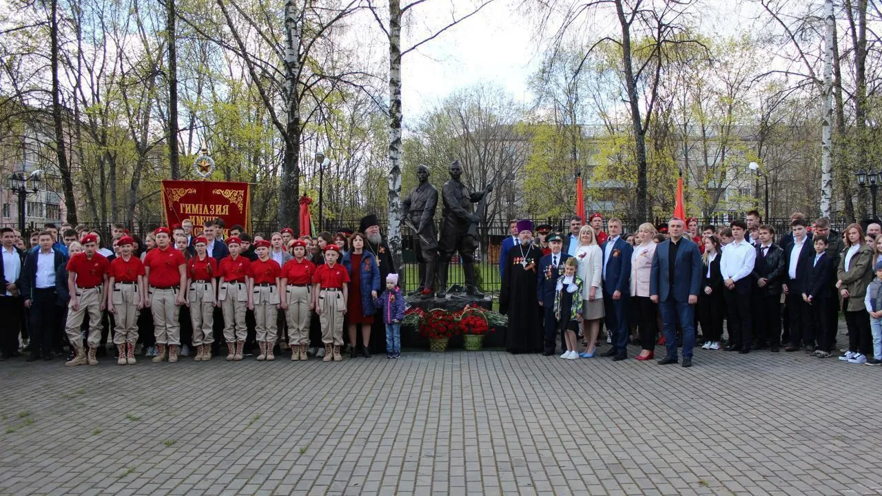 Торжественную линейку провели в гимназии Подольска в преддверии Дня Победы