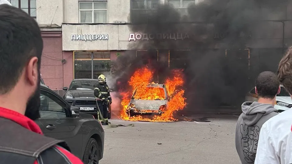 Опубликовано видео полыхающего автомобиля у пиццерии в Москве