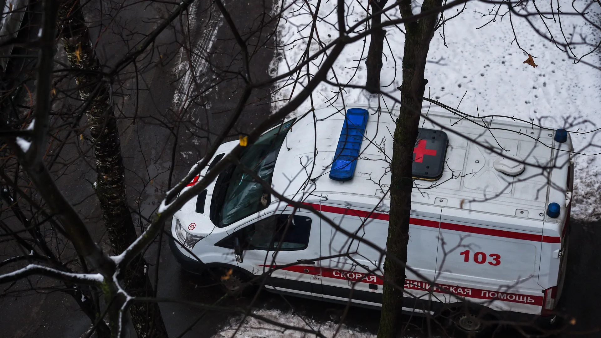 Ждала скорую в луже крови: пенсионерка почти час пролежала в подъезде без помощи