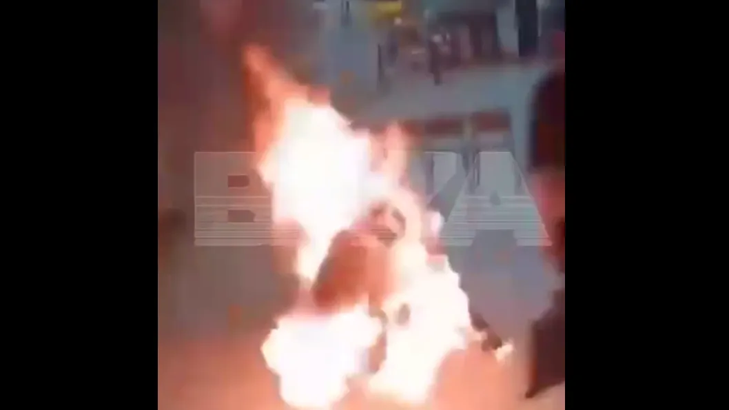 Шок-видео: в аэропорту Алматы мужчина устроил самосожжение