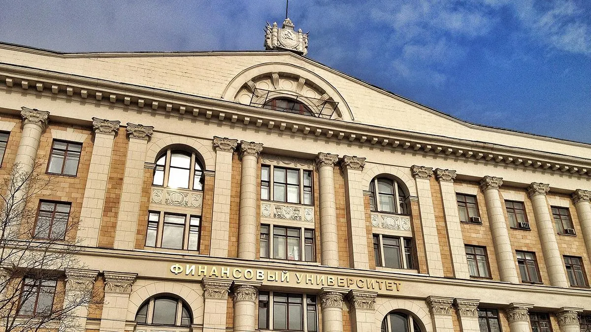 Трогает за волосы и плечи: мужчина достает девушек у Финансового университета
