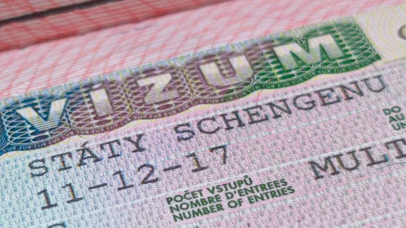 Необоснованный отказ и короткий срок: россиян возмутили новые условия по шенгену