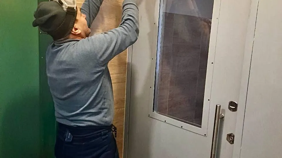 Более 200 входных дверей в подъездах МКД Подмосковья отремонтировали за июнь