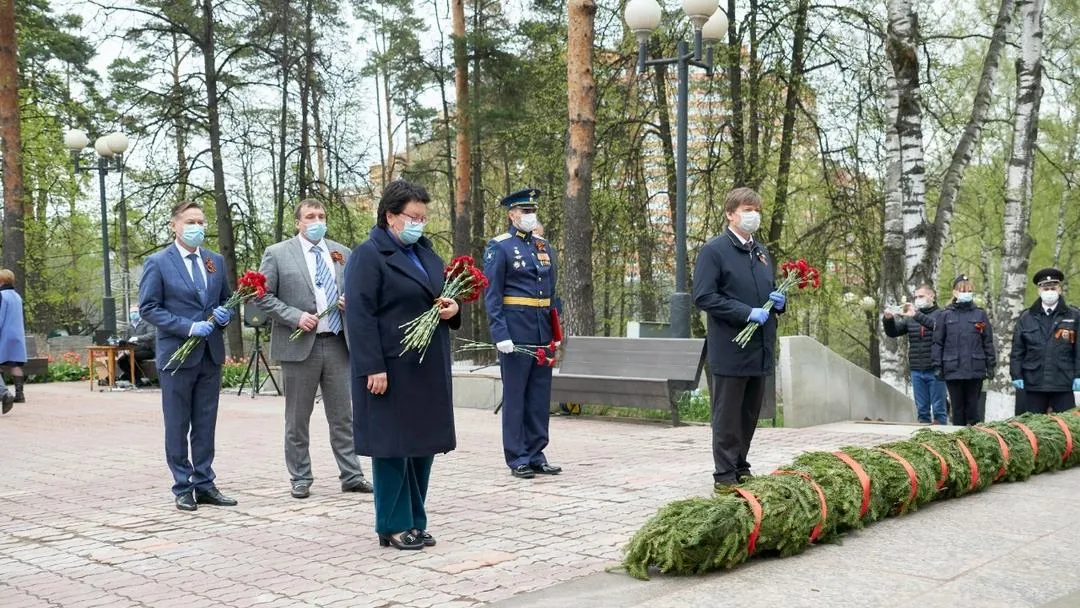 Глава Красногорска возложила цветы к Вечному огню на центральном мемориале города