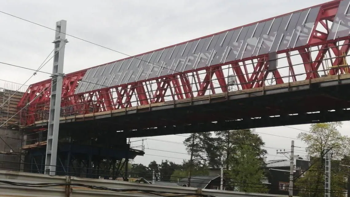 В Раменском приступили к остеклению пешеходного перехода
