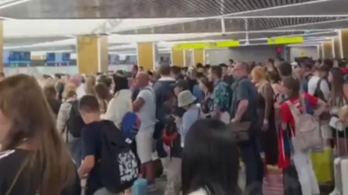 Люди выстроились в огромные очереди в аэропорту Шереметьево