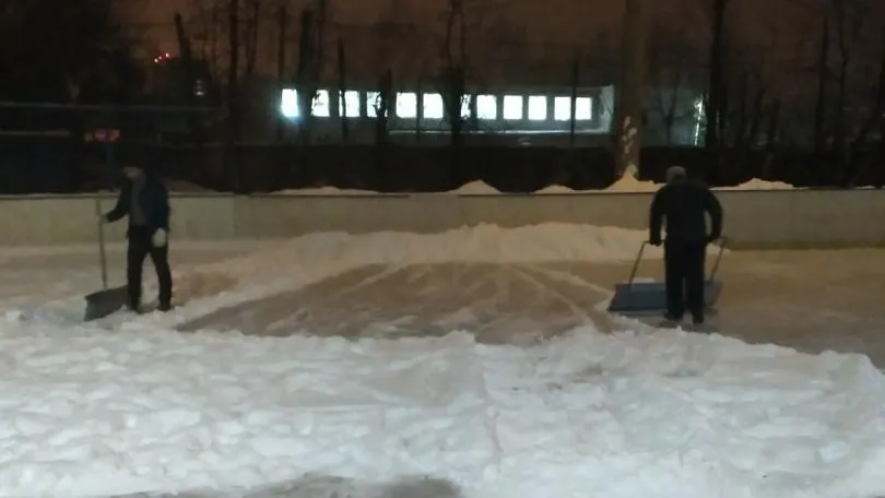 Активисты Подольска очистили от снега хоккейную коробку на улице 8 Марта