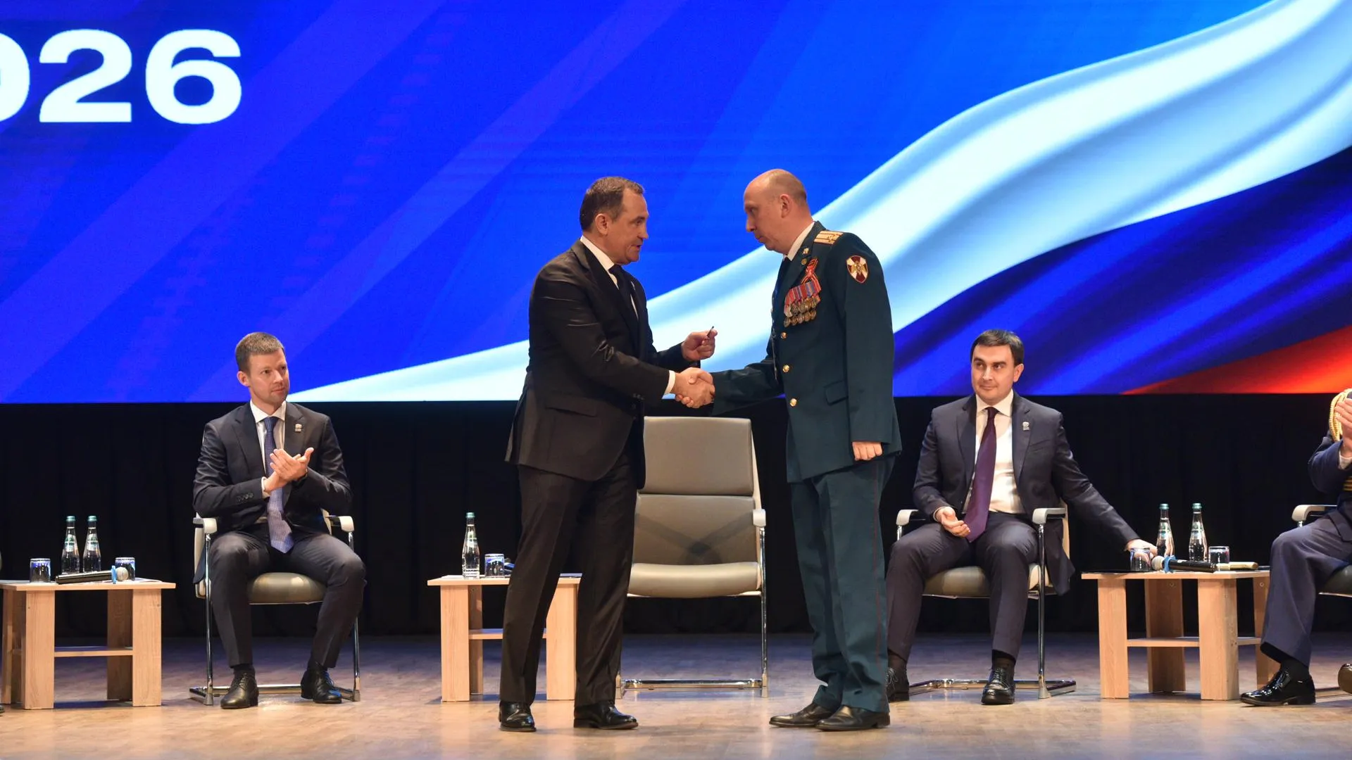 Общественным деятелям Подмосковья вручили партбилеты «Единой России»