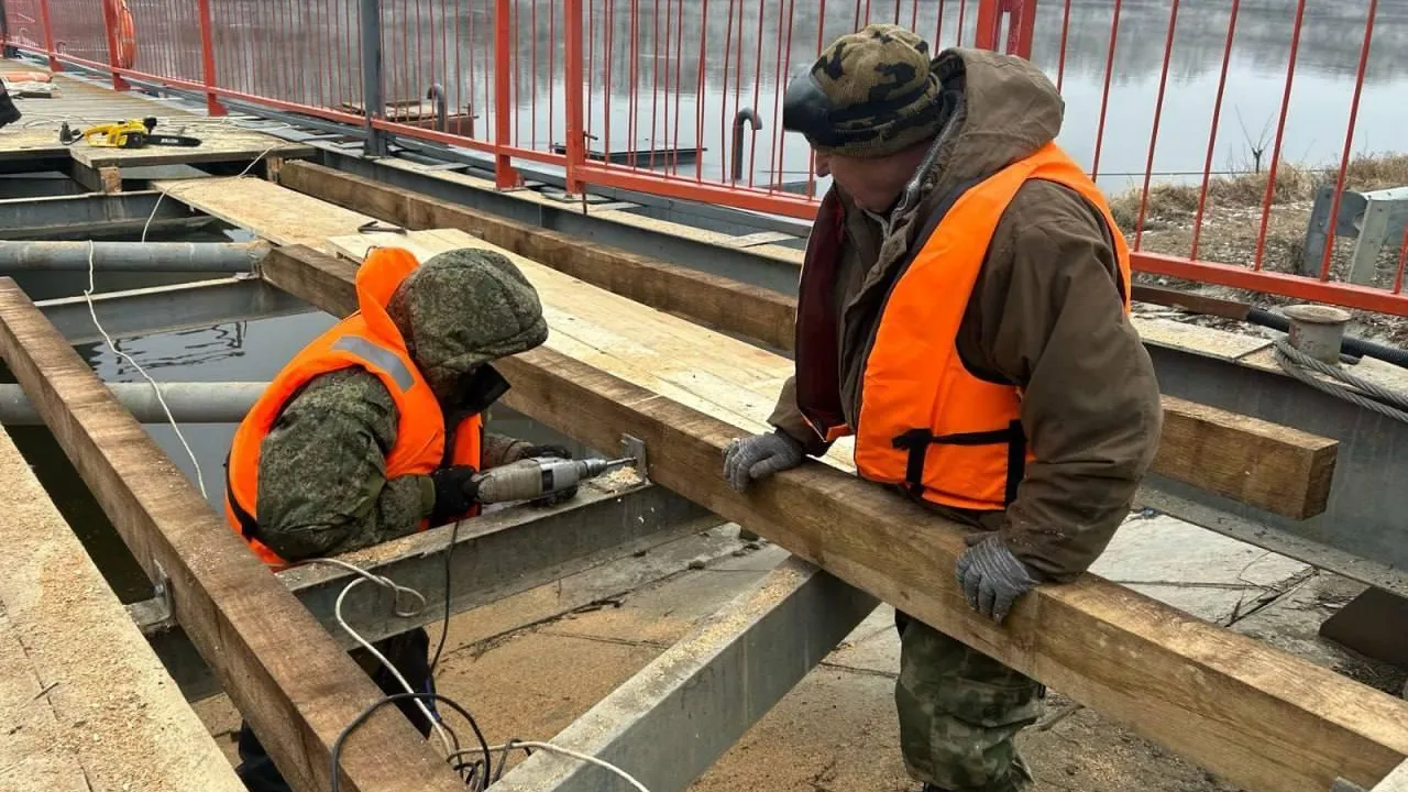 Дорожники меняют настил на Голутвинском мосту в Коломне