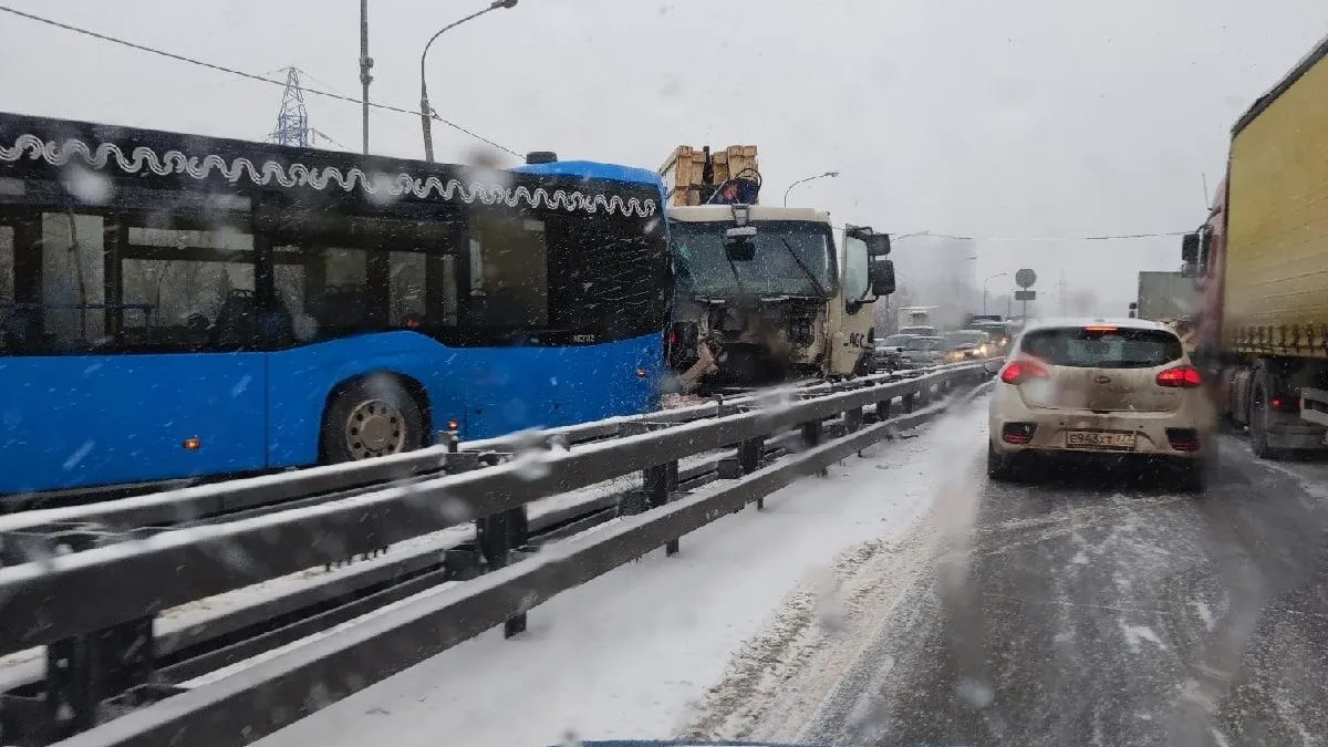 Пробка образовалась на мосту через реку Мочу в Подольске из‑за ДТП